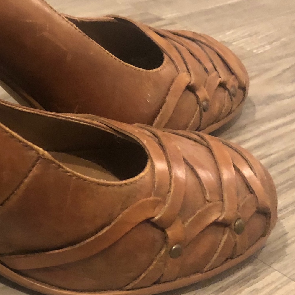 👋🏼AVAIL THRU WED!!🆘 Tan Leather Square Heels